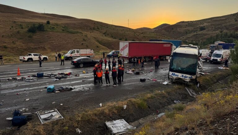 sivasta-yolcu-otobusu-devrildi-4-kisi-oldu-40-kisi-yaralandi-qPIIC9y6.jpg