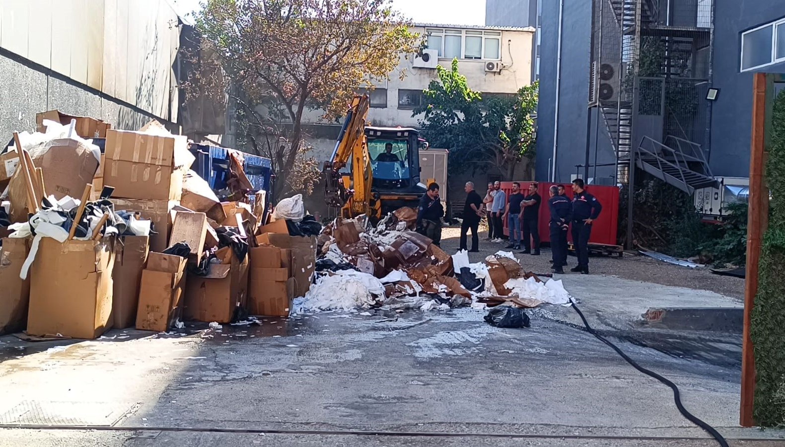 atasehirde fabrika bahcesindeki yangin kontrol altinda QZasQ2qD