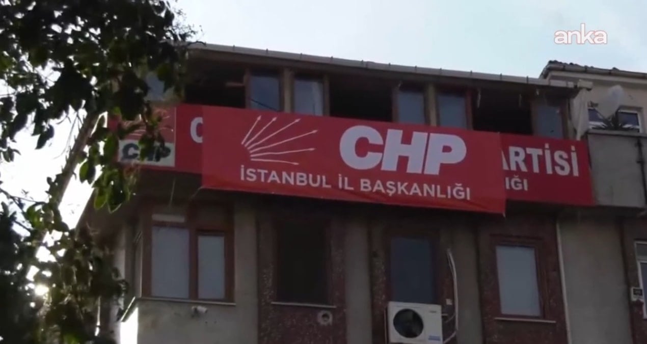 bahcelievlerdeki binaya chp istanbul il baskanligi yazisi asildi IvuqNy5a