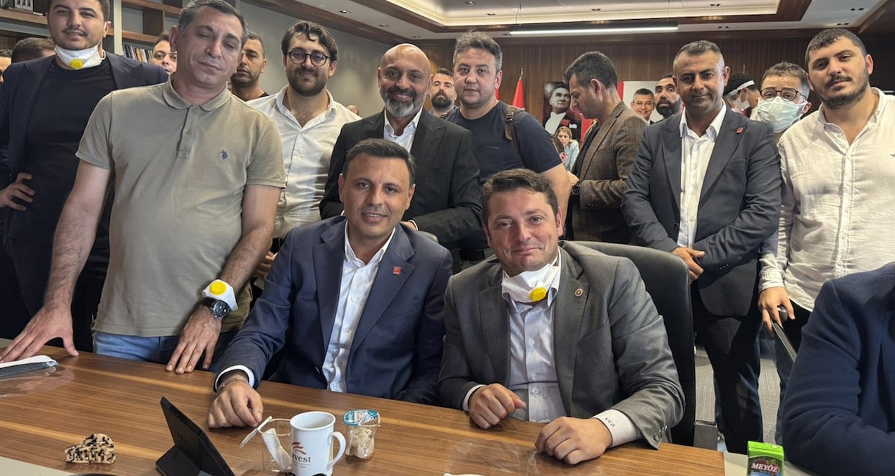 barikatin arkasinda gursel tekinin girmeye calistigi odadan ilk fotograf ObbMNQrw