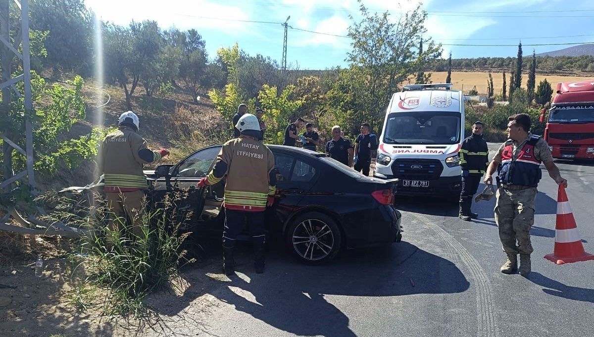 yol kenarina devrilen otomobilin surucusu yaralandi 59k6cVZw