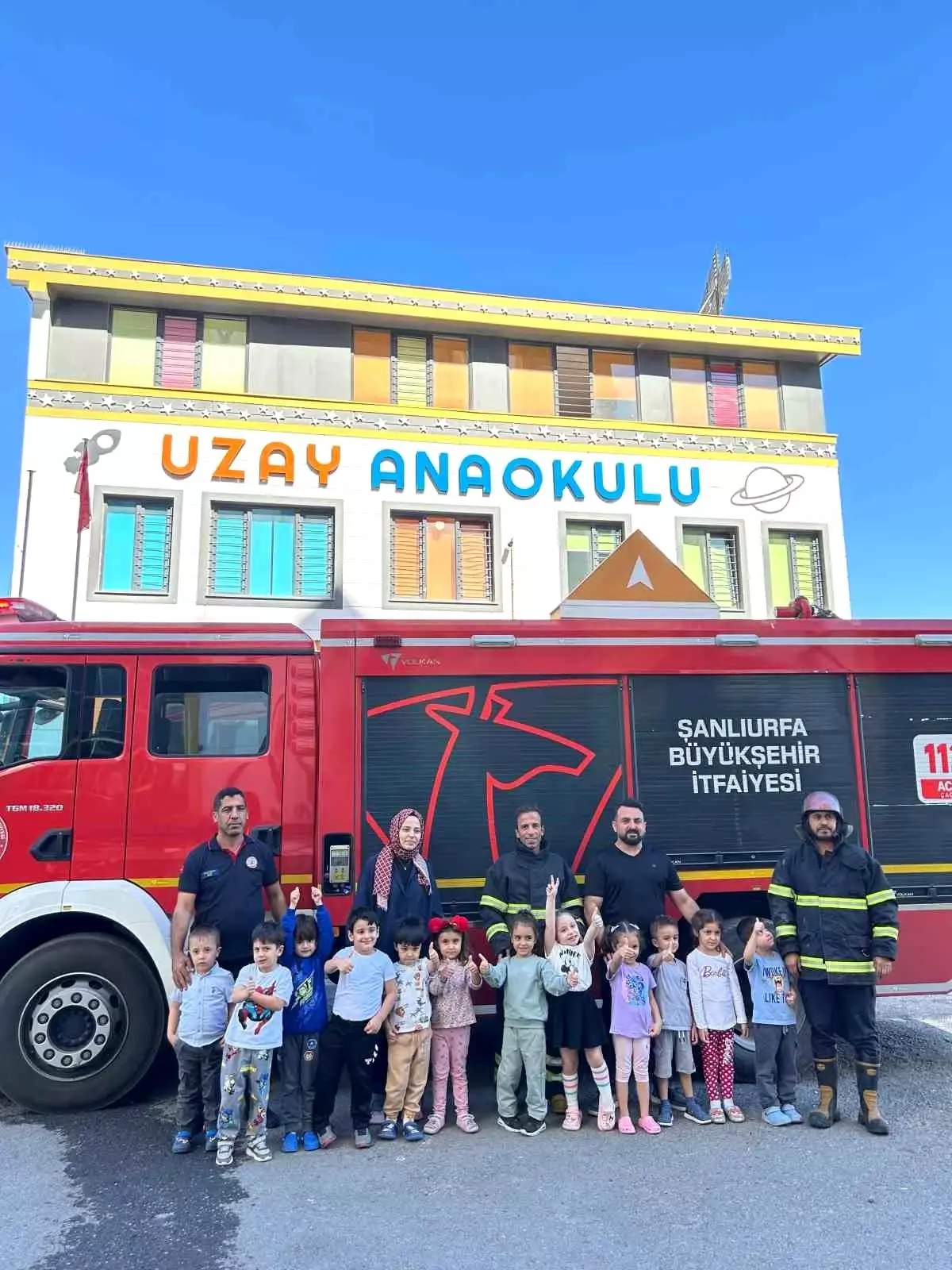 anaokulu ogrencilerinden itfaiye ekiplerine pasta surprizi VhnKXyiH