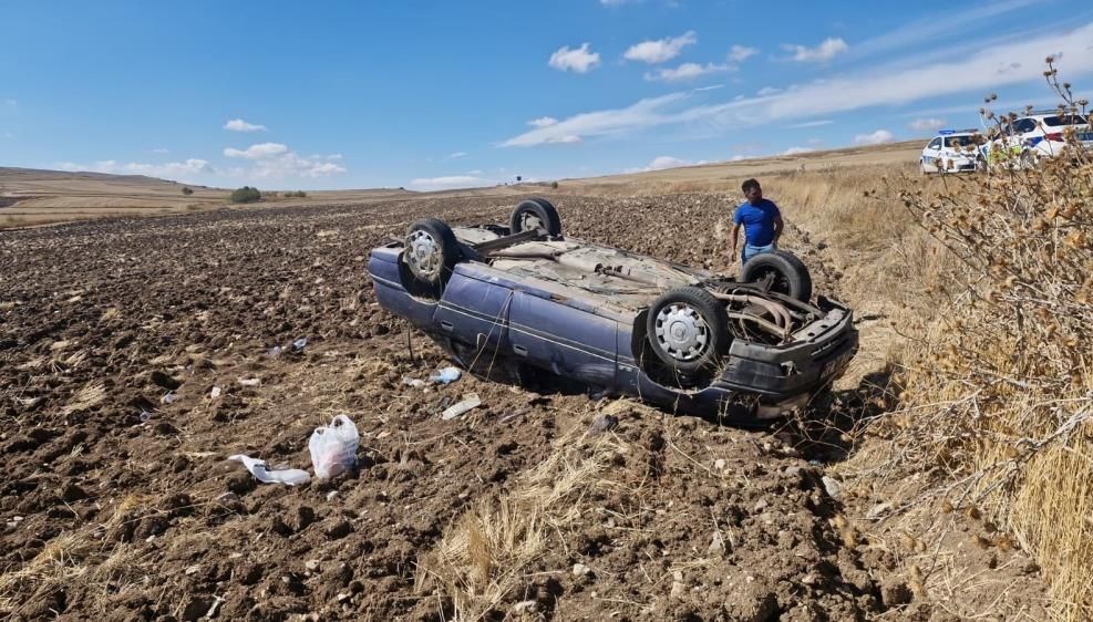 corumda otomobil tarlaya devrildi DwEmWcu9