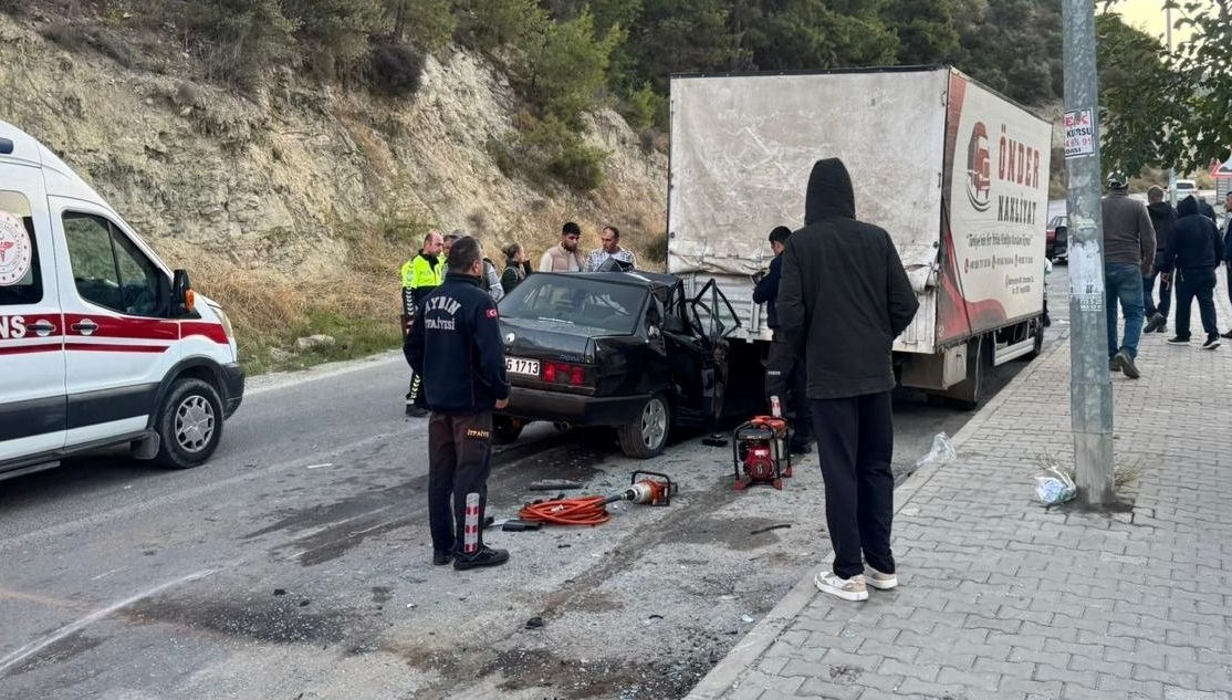 kusadasinda otomobil park halindeki kamyonete carpti bir olu dort yarali 41tgF6uf.jpg