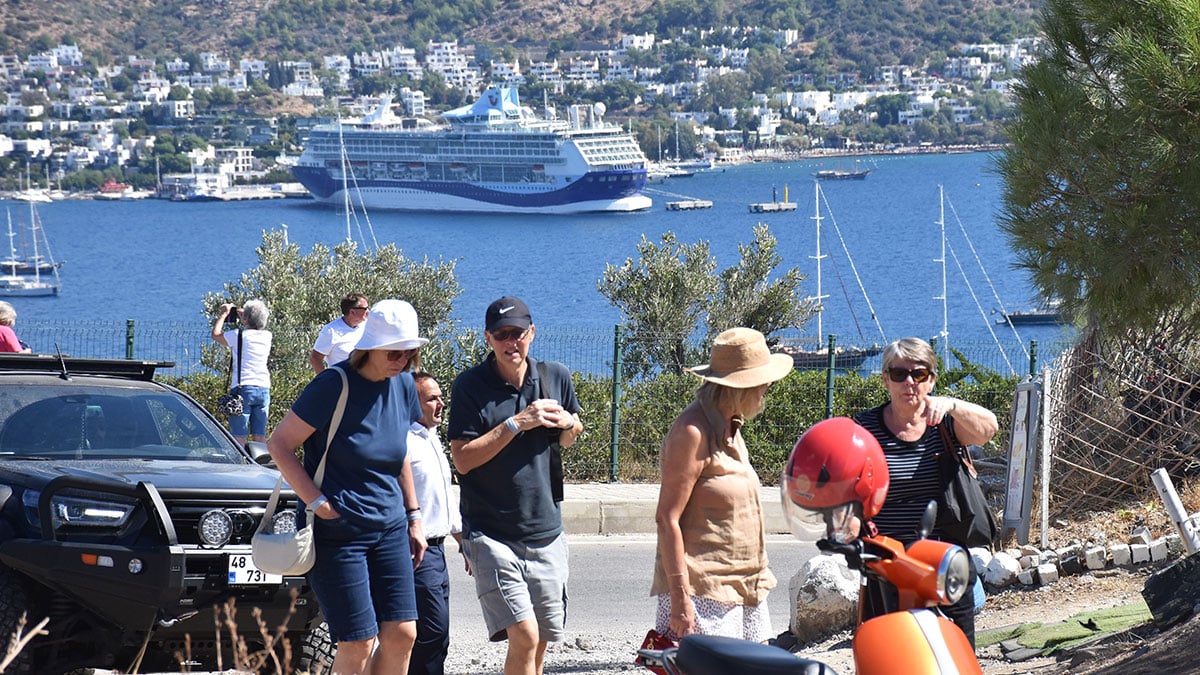 marella discovery 2 bodruma yuzlerce turist indirdi 3Sggwj6T