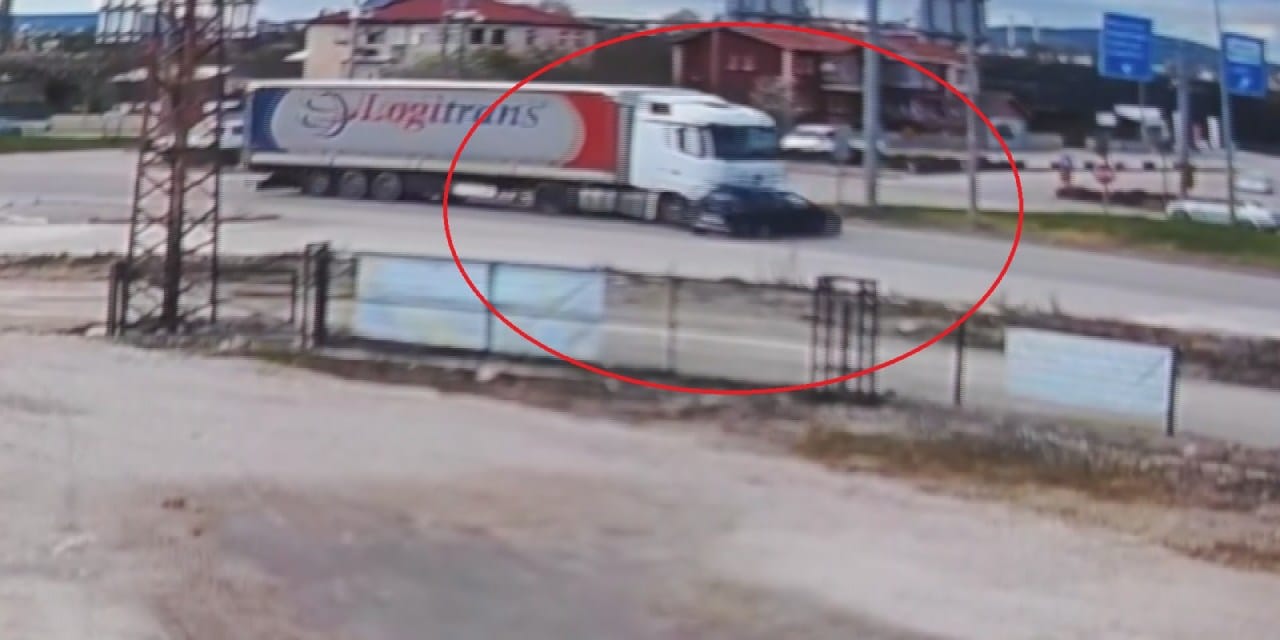 TIR’ın Önüne Katılan Otomobil Metrelerce Sürüklendi: Güvenlik Kamerasında Korku Dolu Anlar