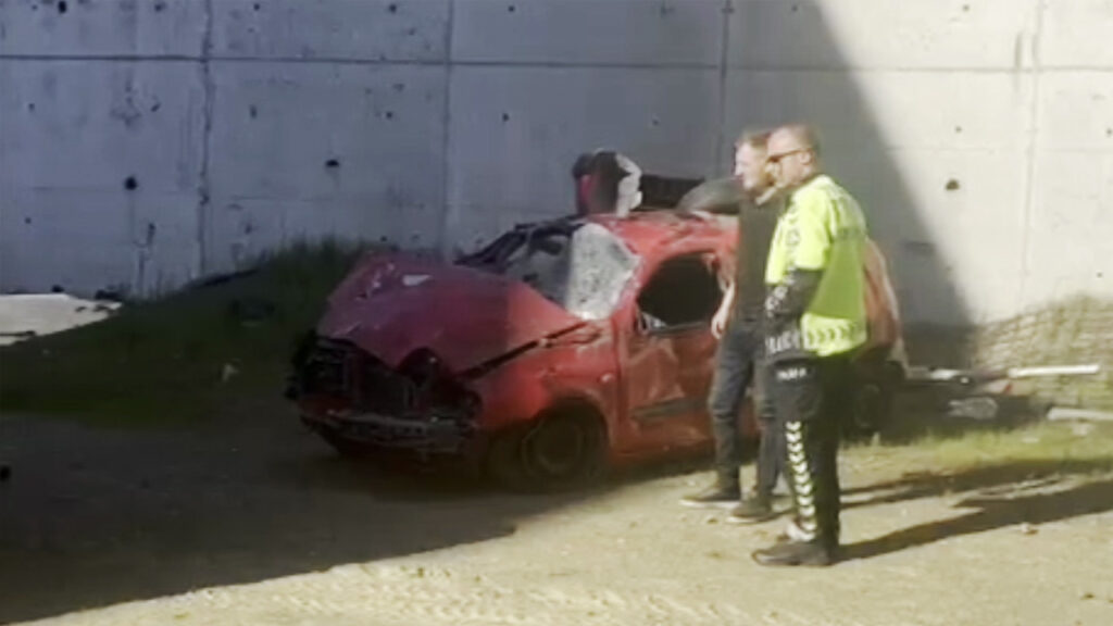 viraji-alamayan-otomobil-bahceye-uctu-1-yarali-e4BgZHVS