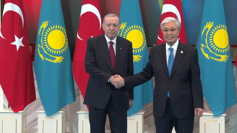 erdogan-kazakistan-cumhurbaskani-tokayev-ile-bir-araya-geldi-HSgmK7Sh