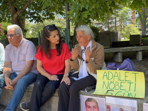 Oğlu ihmalden askerde öldü iddiası: EMEP’li Karacadan adalet nöbetindeki anneye ziyaret