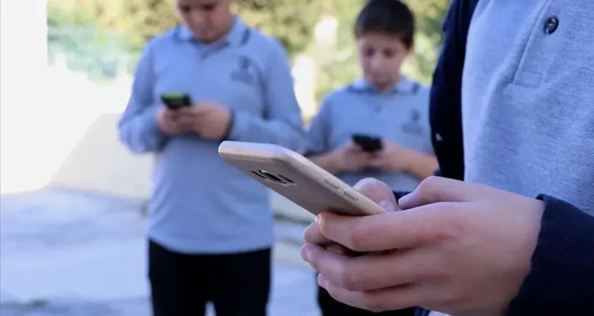 Okullarda cep telefonu yasaklaniyor LDsHtk9I